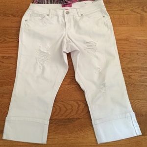 Stylish all white Capri size 13